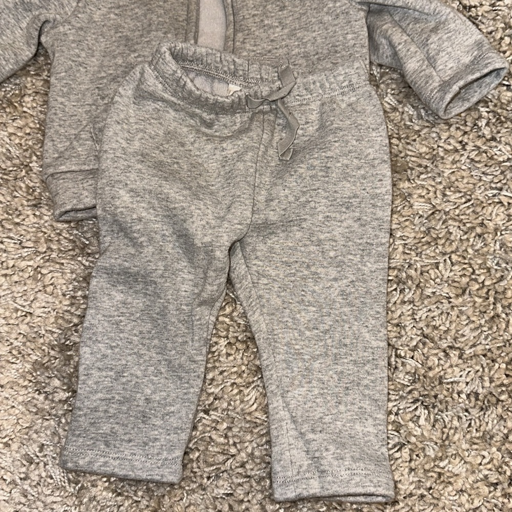 Baby Gap 0-3 mo grey fleece lines zip up hoodie and sweatpants - Picture 2 of 5